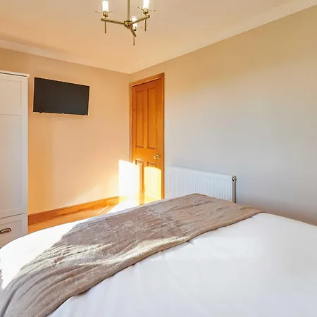 Host & - Cherry Willows Stainsacre